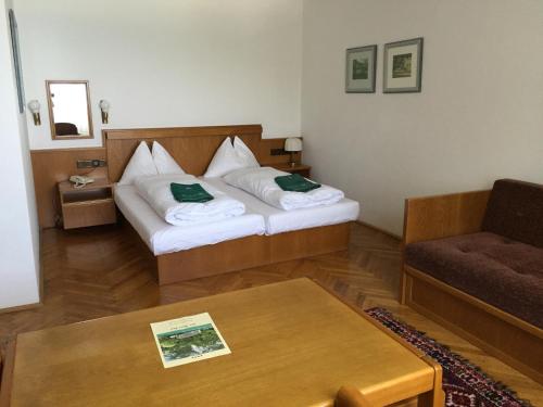 A bed or beds in a room at See-Hotel Post am Attersee