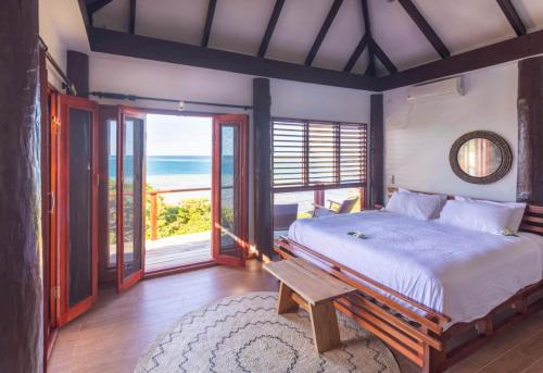 馬洛洛的住宿－Private Oceanfront Fijian Villa Sleeps 8，一间卧室配有一张床,享有海景