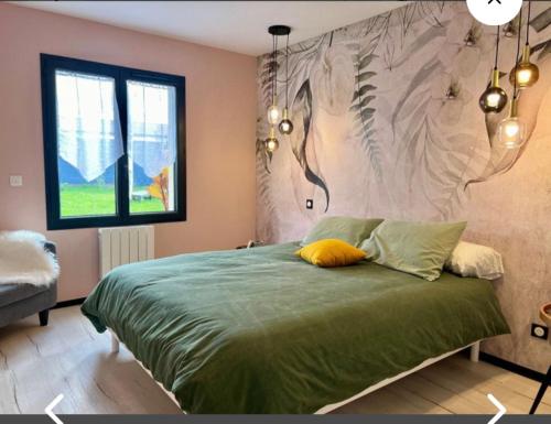Schlafzimmer mit einem Bett mit Wandgemälde in der Unterkunft Maison de vacances in Tonnay-Charente