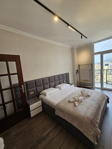Ένα ή περισσότερα κρεβάτια σε δωμάτιο στο Sky Apartaments city center