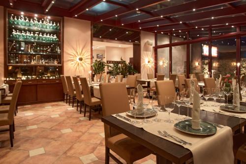 雷斯的住宿－Hotel Restaurant Doppeladler，一间带桌椅的餐厅和一间酒吧
