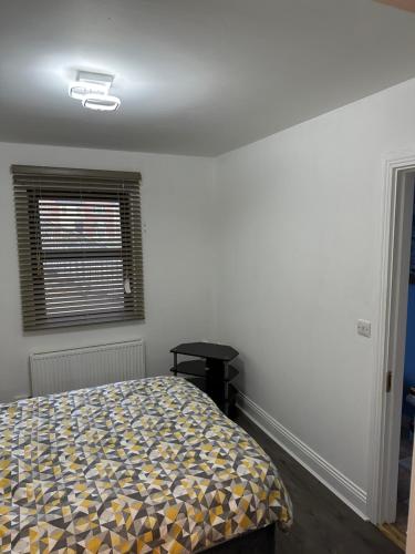 1 dormitorio con cama y ventana en Cosy Room en Shannon