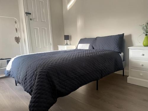 Tempat tidur dalam kamar di Spacious 2 Bed Ribble Valley Apartment