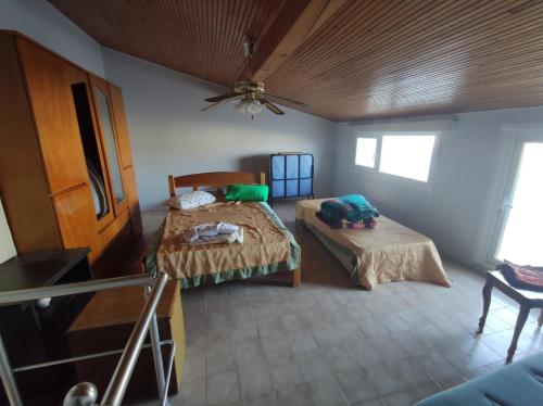 um quarto com 2 camas e um tecto em Armutlu Dublex Apartment Seaside em Yalova
