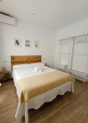 um quarto com uma cama grande num quarto em Casita El Lagar em Estepona