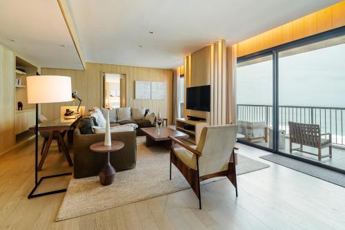 a living room with a couch and a television at Grand Hyatt Rio de Janeiro in Rio de Janeiro
