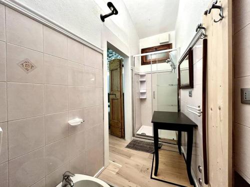 een badkamer met een wastafel en een toilet. bij Rifugio di Losine - Relax - Natura - Wi-Fi in Esine