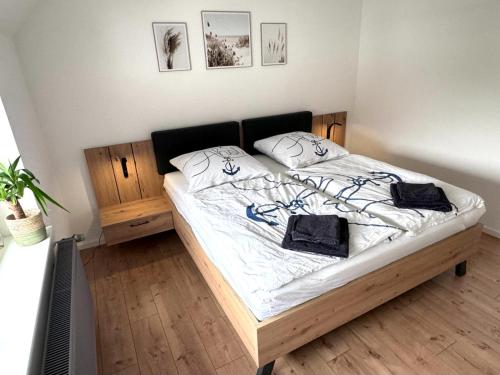 ein Schlafzimmer mit einem Bett mit zwei Taschen darauf in der Unterkunft Große Ferienwohnung in Ostseenähe in Schönberg