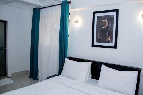 sypialnia z łóżkiem i zdjęciem na ścianie w obiekcie Shanny's apartment w mieście Eldoret