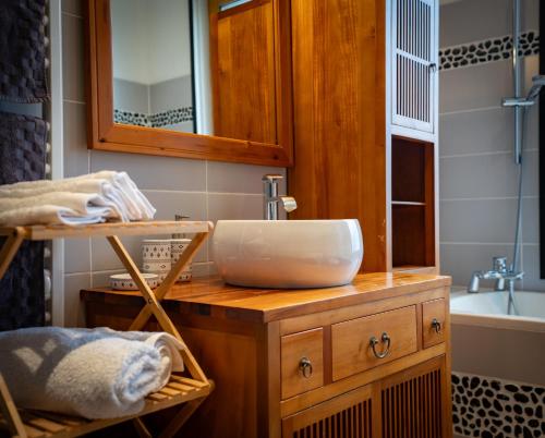 a bathroom with a sink and a mirror and a tub at Le Jardin Secret in Saint-Omer