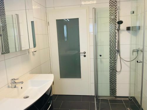 a bathroom with a sink and a shower at Ferienwohnung Raevenhof in Ayl