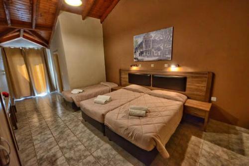 sypialnia z 2 łóżkami w pokoju w obiekcie The Blue Sea Hotel w mieście Agios Georgios