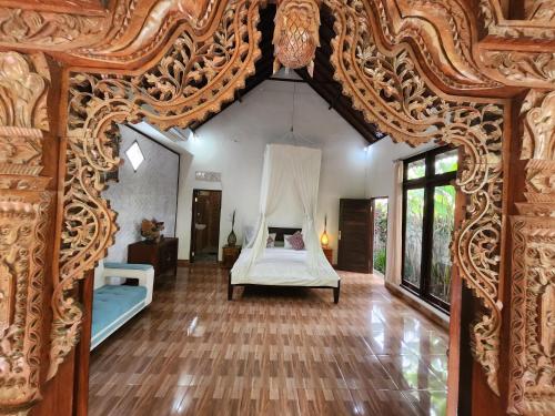 uma sala de estar com uma cadeira branca num quarto em Enchanting Two Bedroom Villa With Private Pool em Ubud