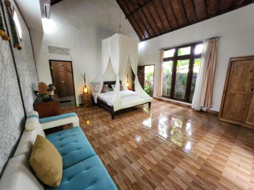uma sala de estar com uma cama e um sofá em Enchanting Two Bedroom Villa With Private Pool em Ubud