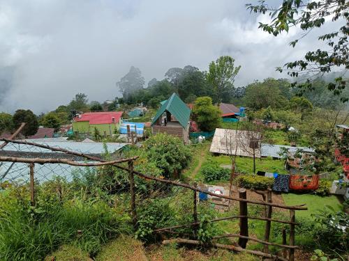 een klein dorpje met huizen op een heuvel bij COZY HUTS in Kodaikānāl