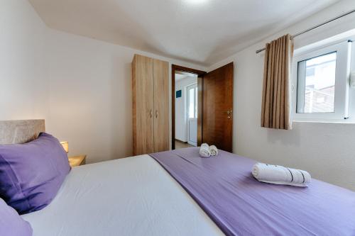 - une chambre avec un lit et 2 serviettes dans l'établissement Vacanza, à Bar