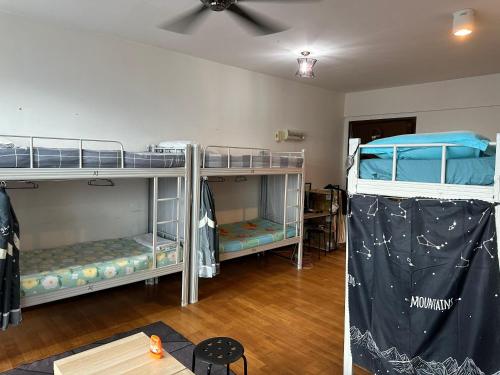 Двухъярусная кровать или двухъярусные кровати в номере Infinity Skypool Hostel