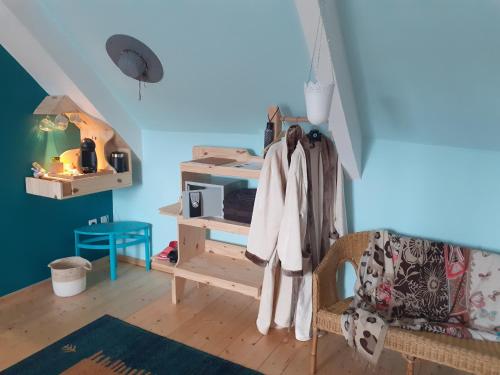 un salon avec une chaise et une table dans l'établissement Locarn Lodge, Goas Rep, à Locarn