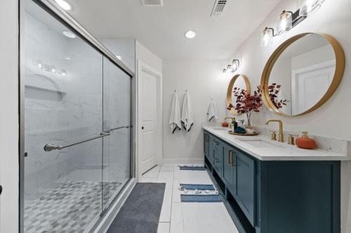 een badkamer met een douche, een wastafel en een spiegel bij Spacious 6 Bed House near Airport, Pet-Friendly, Close to AFB in San Antonio