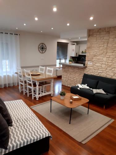 een woonkamer met een bank en een tafel bij Chez coco in Toul