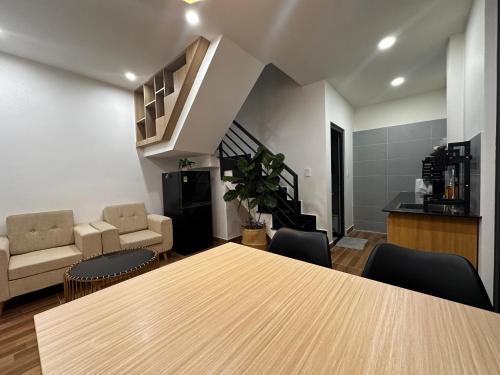Η κουζίνα ή μικρή κουζίνα στο Gia Hạ House View Triền Đồi-Ban công-R03