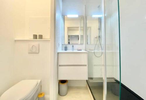 une salle de bain avec une douche, des toilettes et un lavabo dans l'établissement Appart Climatisé 4 prsn / Vue Piscine & Vue Mer Cap Esterel, à Saint-Raphaël