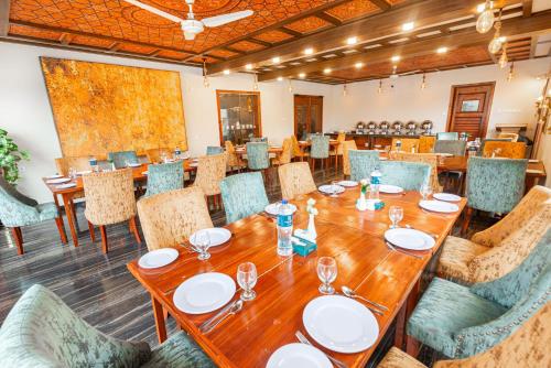a large dining room with tables and chairs at Zen Luxus in Kalām