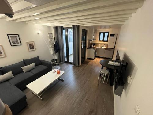 - un salon avec un canapé et une table dans l'établissement Villa Camelia Rueil malmaison métropole grand Paris, à Rueil-Malmaison