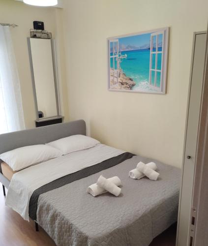 - une chambre avec un lit et 2 serviettes dans l'établissement Papoulias Suite, à Thessalonique