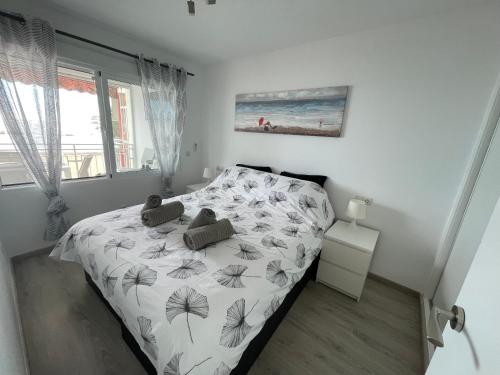 ein Schlafzimmer mit einem Bett mit einer weißen Bettdecke in der Unterkunft Altea Beach Apartment in Altea