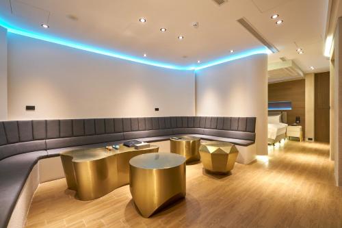 a hotel lobby with a table and gold stools at 和陽行館 Villa Bon Moment in Dayuan