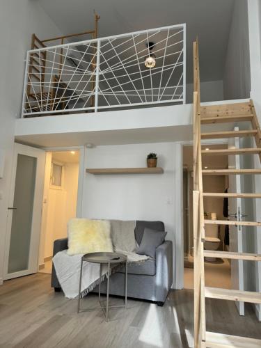 - un salon avec un canapé et une mezzanine dans l'établissement Studio Cosy, 5 minutes du Palais des festivals, à Cannes