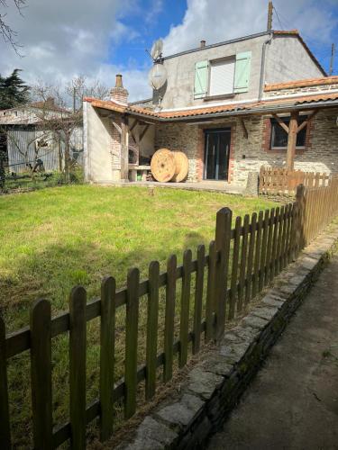 a wooden fence in front of a house at Chez Jean-Jean in Chantonnay