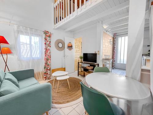 un salon avec un canapé, une table et des chaises dans l'établissement Porte du Vignoble Séjour à Libourne, à Libourne