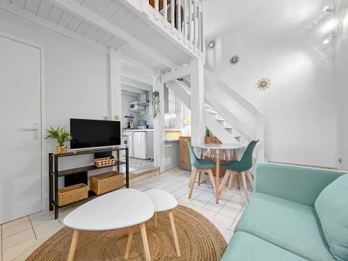 un salon avec un canapé et une table dans l'établissement Porte du Vignoble Séjour à Libourne, à Libourne