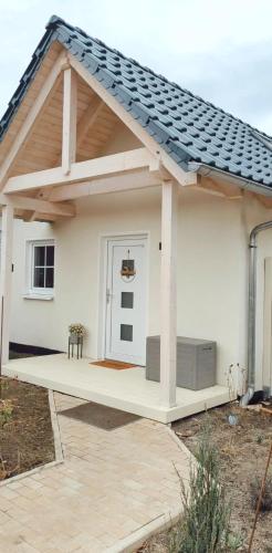 a small white house with a pitched roof at Mabé in Lauta