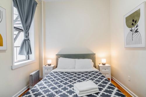 A bed or beds in a room at Cozy 2BD Stylish Home for Rent