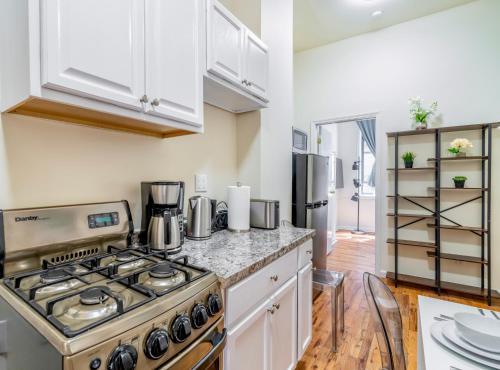 Virtuvė arba virtuvėlė apgyvendinimo įstaigoje Cozy 2BD Stylish Home for Rent