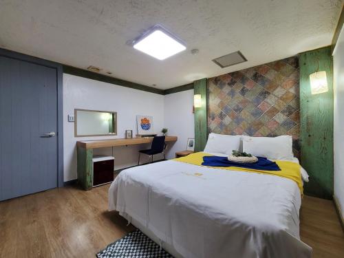 sypialnia z dużym łóżkiem i biurkiem w obiekcie Residence Yeoyu w mieście Guri