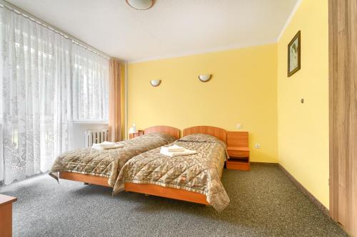Un pat sau paturi într-o cameră la Hotel Bocianie Gniazdo