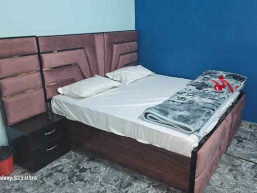 密拉特的住宿－OYO Hotel Highway ON，一间卧室配有一张带木制床头板的床