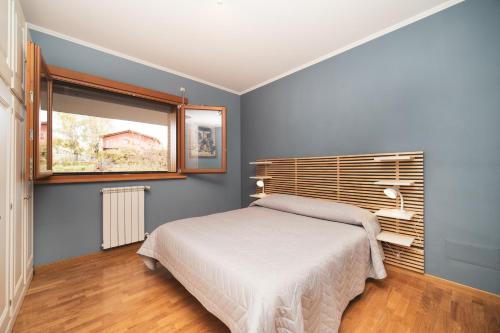 um quarto com uma cama e uma janela em Borghetto Vara by BuddyRent em Roma