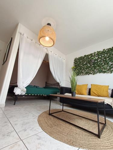 un salon avec un canapé et une table dans l'établissement Couturier lovely appartement proche centre ville, à Reims