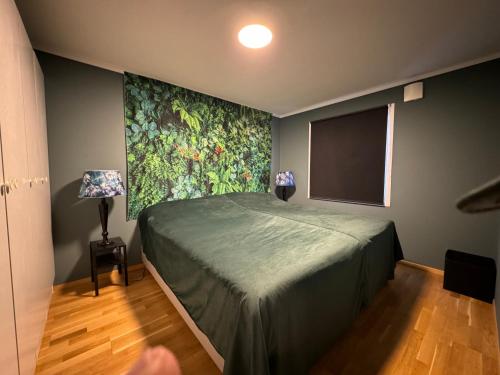 Schlafzimmer mit einem Bett mit Wandgemälde in der Unterkunft Horten center in Horten