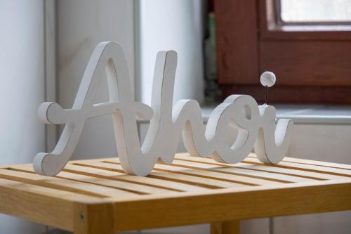 a wooden sign that saysarma sitting on a wooden bench at Idyllische Ferienwohnung in Seefeld in Norderaussendeich