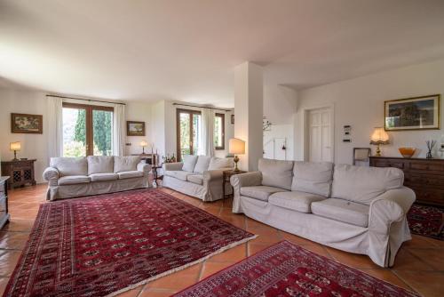uma sala de estar com dois sofás e um tapete em Villa Tramonte em Teolo