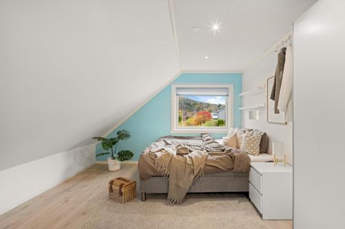 Ένα ή περισσότερα κρεβάτια σε δωμάτιο στο A beautiful 3-bedroom apartment with stunning views and free parking