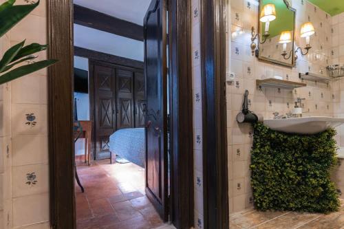ein Bad mit einem Waschbecken und einem Spiegel in der Unterkunft Cozy Little Romm on Palace Patio in Sintra