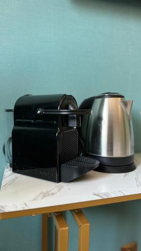 un grille-pain noir assis au-dessus d'une table dans l'établissement Évasion Emeraude, à Roubaix