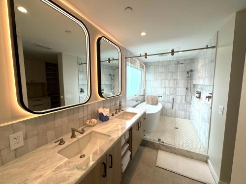 baño con 2 lavabos y espejo grande en Playa Vida, en Santa Bárbara